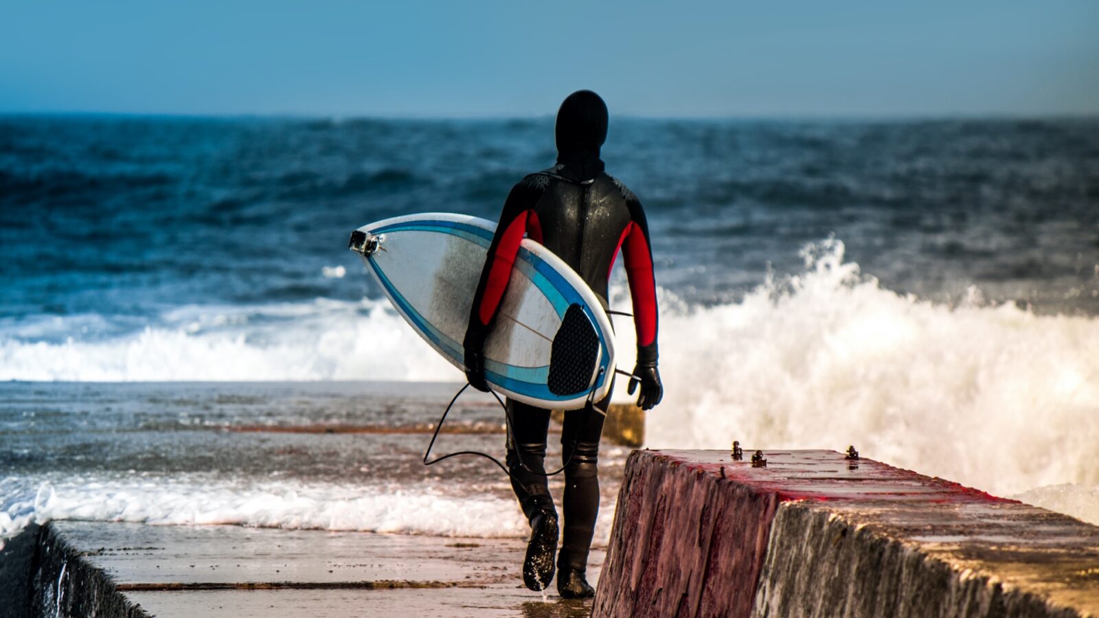 The essential surfing equipment. What do you need?