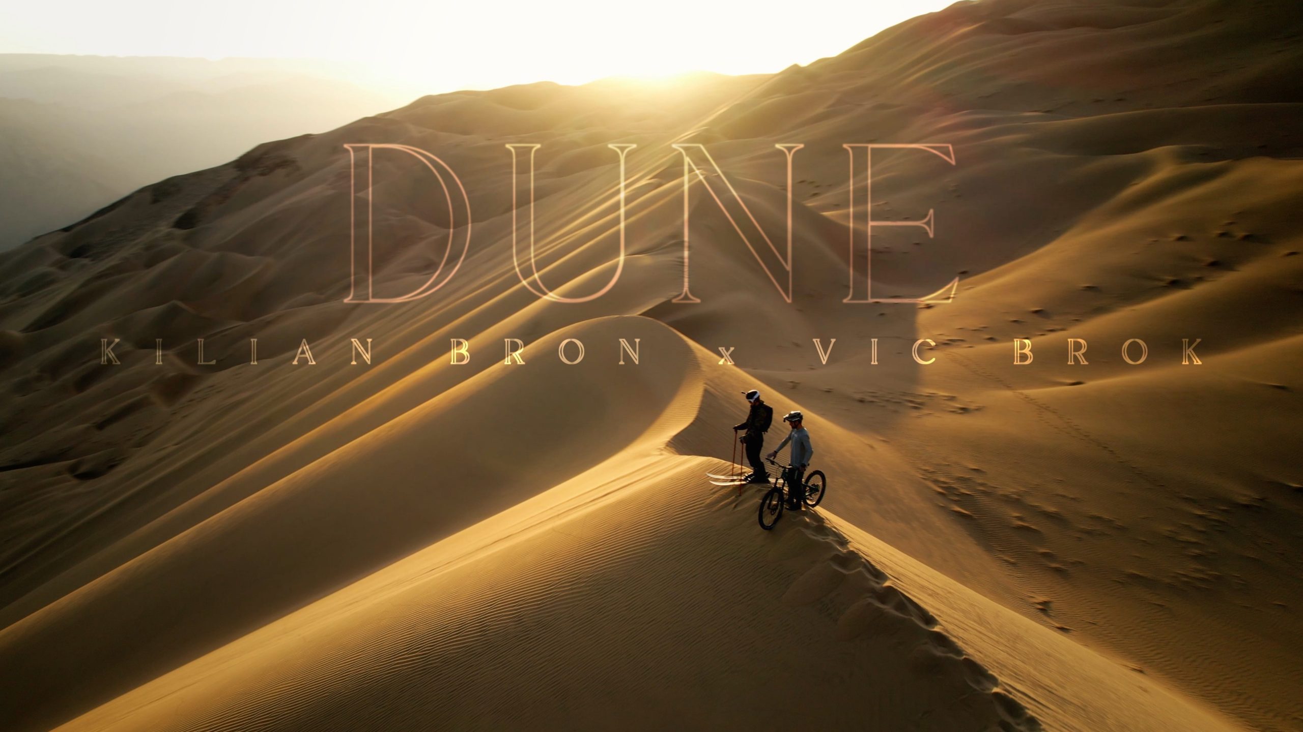 Kilian Bron dans un duo ski / VTT sur la plus haute dune du monde We